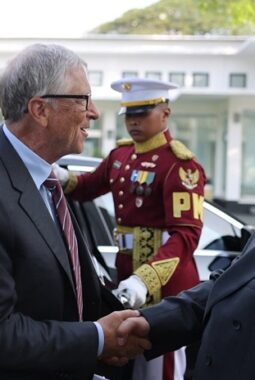 Jemput Sejak Turun dari Kendaraan, Presiden Prabowo Subianto  Sambut Hangat Bill Gates di Istana Merdeka