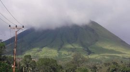 Pemandangan Gunung Lokon saat kemarau: Jalur pendakian ditutup untuk cegah karhutla dan lindungi warga dari aktivitas vulkanik. (Dok. tomohon.go.id)