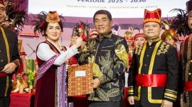 Angelica Tengker menerima Pataka KKK dari Theo L. Sambuaga, simbol sah kepemimpinan budaya dan harmoni baru diaspora Minahasa. (Instagram.com @vidiwowor)