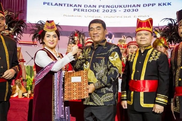 Angelica Tengker menerima Pataka KKK dari Theo L. Sambuaga, simbol sah kepemimpinan budaya dan harmoni baru diaspora Minahasa. (Instagram.com @vidiwowor)