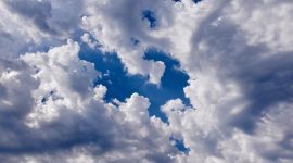 1. Awan cumulonimbus mulai terbentuk di langit Kota Manado pada sore hari, tanda potensi hujan lebat.
. (Pixabay.com.JACLOU-DL)